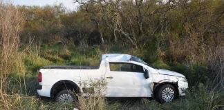 Intentó un sobrepaso, chocó una camioneta y volcó