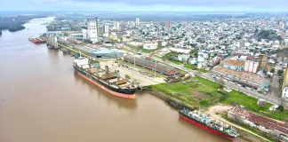 Carga un nuevo buque en el puerto de La Histórica