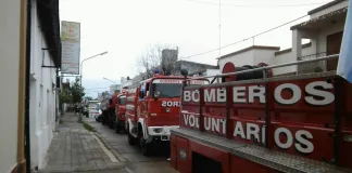 Bomberos debieron intervenir en dos incendios en simultaneo