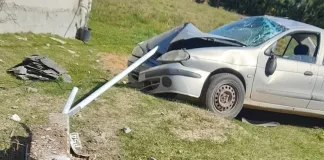 Un conductor perdió el control y se chocó un pilar de una vivienda