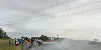 Un automóvil fue consumido por las llamas en ruta 14