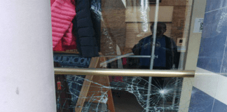 Desconocidos rompieron una vidriera centrica y se llevaron numeras prendas
