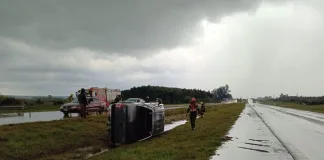 Despiste y vuelco en la Autovía Artigas