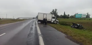 Autovía: Un auto se cruzó de carril y chocó contra un camión, hay un fallecido