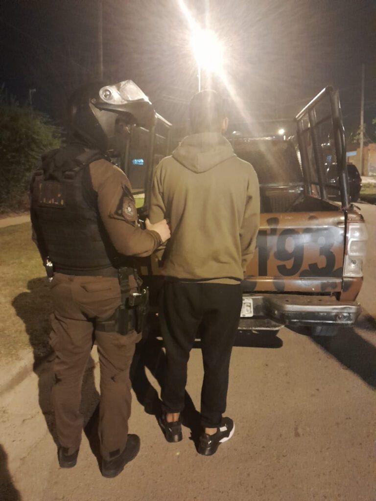 Detuvieron a un sujeto con un arma de fuego tras amenazar y agredir a un grupo de jóvenes