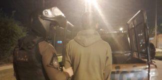 Detuvieron a un sujeto con un arma de fuego tras amenazar y agredir a un grupo de jóvenes