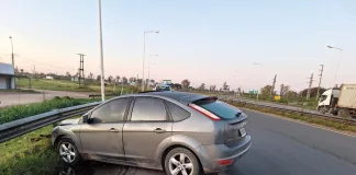 Un conductor perdió el control y se chocó el guardarraíl en la Autovía Artigas