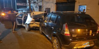 Un conductor se chocó un auto estacionado, durante la madrugada
