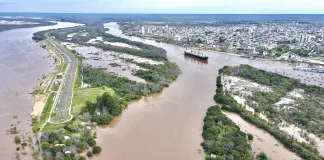 Ingresó un buque al puerto y opera normalmente pese a la creciente