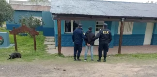 Huyó de los policías fue alcanzado e intento agredir a los funcionarios