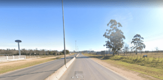 Una mujer se descompensó mientras manejaba su motocicleta y cayó al piso