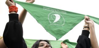 Pañuelazo en el marco del día por la acción global del derecho al aborto legal, seguro y gratuito