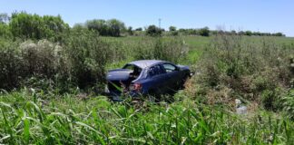 Viale: Un auto despistó y volcó en un camino de ripio