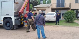 Una conductora resulta lesionada tras chocar con su auto el frente de una vivienda