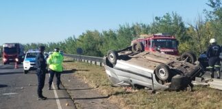 Islas: Una camioneta chocó un camión de atrás despistó y volcó