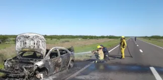 Un auto se incendió en Ruta Nacional 12