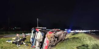 Una falla mecánica habría provocado el despisté y vuelco del micro que llevaba los estudiantes