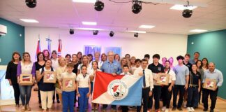 Oliva entregó banderas de ceremonias a escuelas uruguayenses