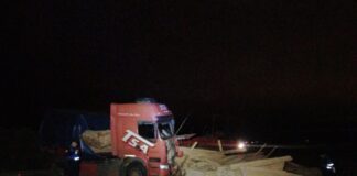 Autovía José Gervasio Artigas: Un camión se despistó y volcó su carga