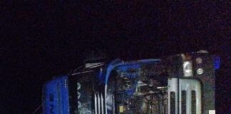 Un camión volcó en ruta 127, iba cargando de agua mineral