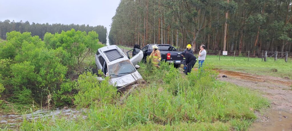 Ubajay: Un vehículo cayó en una alcantarilla en la Autovía