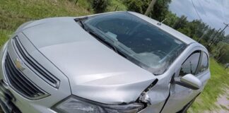 Departamento Colón: A un camión se le desprendió una estructura metalica y golpeo en un automóvil