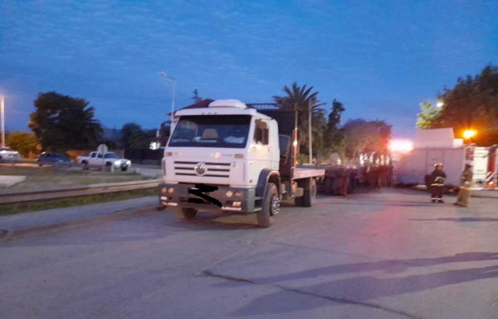 Un joven falleció al chocar con su moto un acoplado