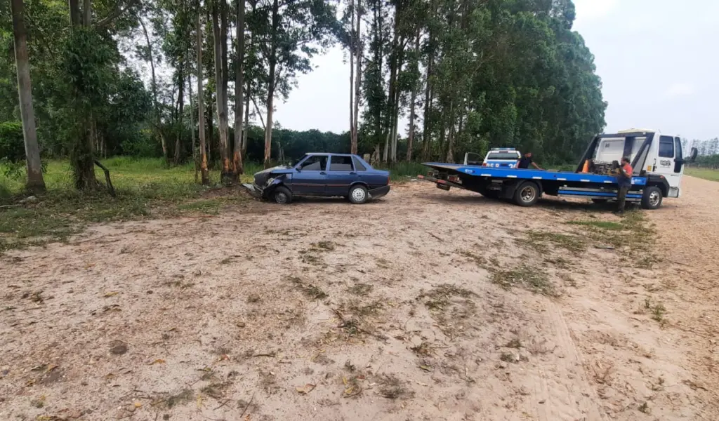 Un conductor con lesiones graves tras chocar contra unos árboles