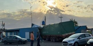 Un camión se incrusto en el puesto caminero Antelo, el chofer perdió la vida y un oficial jefe en grave estado