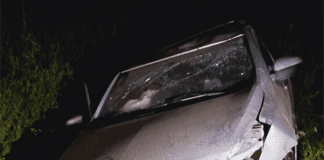 Vuelcó de una camioneta, luego de impactar con un bloque de cemento