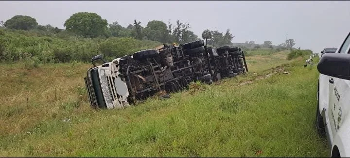 Vuelco de un camión en la Autovía Gervasio General Artigas