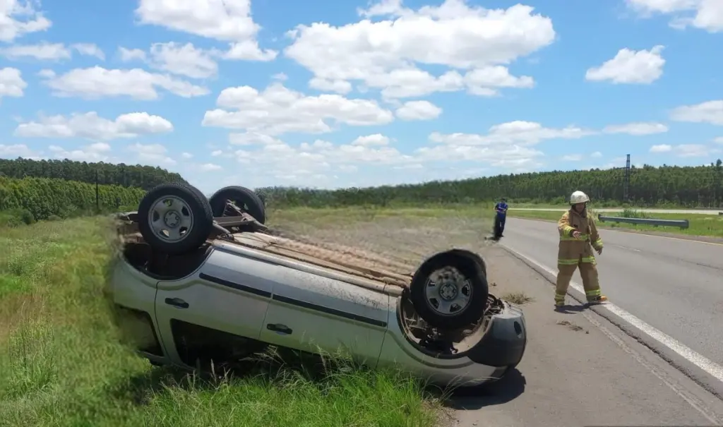 Ubajay: Una camioneta volcó en la Autovía, entre los ocupantes iban tres menores