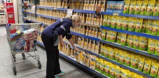 El gobierno evalúa implementar una canasta económica con 20 productos