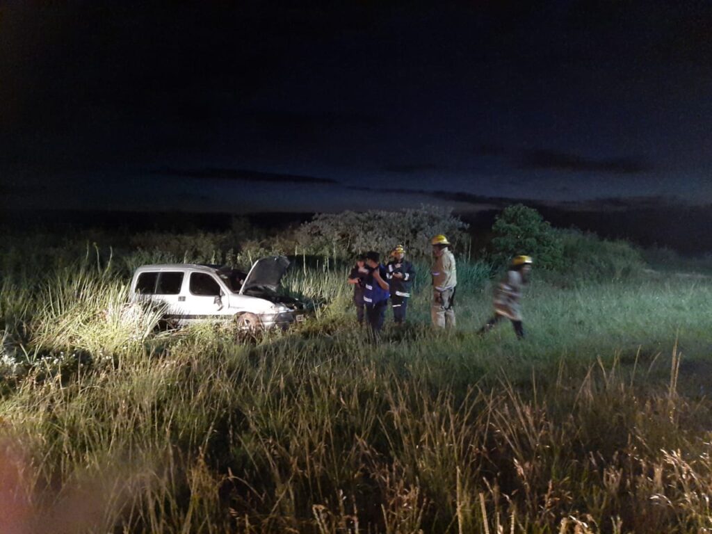 RN12: Un utilitario despistó quedando entre los pastizales