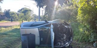 Perdió el control del auto y terminó impactando contra un árbol y volcó