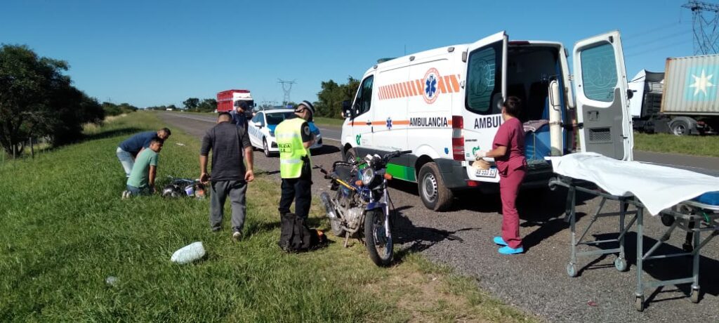 Brazo Largo; Una moto con dos ocupantes habría mordido la banquina por el fuerte viento 