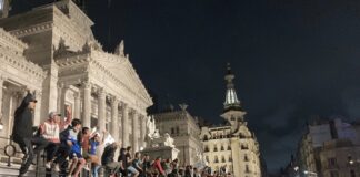 Cacerolazo contra el DNU de Javier Milei: «La patria no se vende»