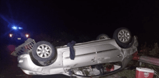 Un auto volcó, en el cual iban cuatro personas