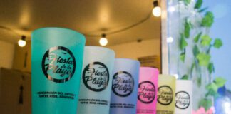 Vasos reutilizables en la Fiesta de la Playa. Un evento libre de descartables