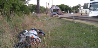 Motociclista pierde el control y sufrió lesiones graves en la Ex ruta 26