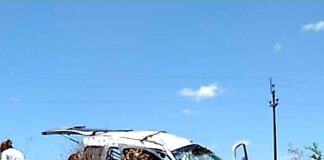 Libaros: Una camioneta se cruzó de carril despistó y volcó