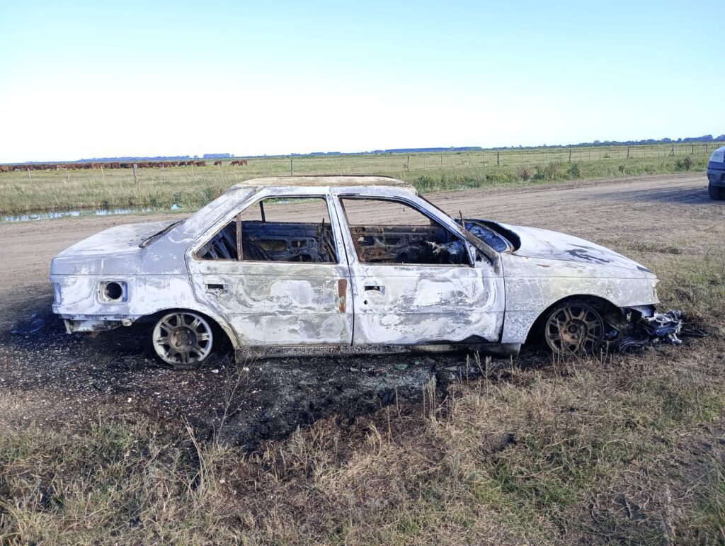 Un automóvil se encendió en un camino vecinal