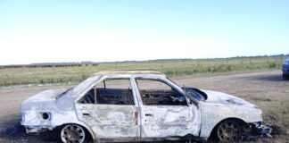 Un automóvil se encendió en un camino vecinal
