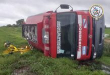 Una unidad cisterna de Bomberos Voluntarios de Crespo volcó
