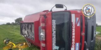 Una unidad cisterna de Bomberos Voluntarios de Crespo volcó