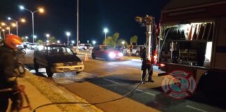 Principio de incendio de un vehículo en la Isla del Puerto