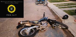 Un motociclista se cayó de su moto porque se olvidó de quitar el candado de la rueda