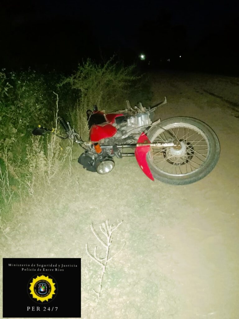 Una joven cae de su moto al ser pateada por un caballo