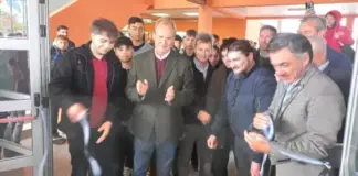 Padres y alumnos a la espera de la entrega de la Escuela EET N° 3. “Dr. Miguel A Marsiglia”