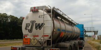 Principio de incendio en un camión de líquidos ácidos